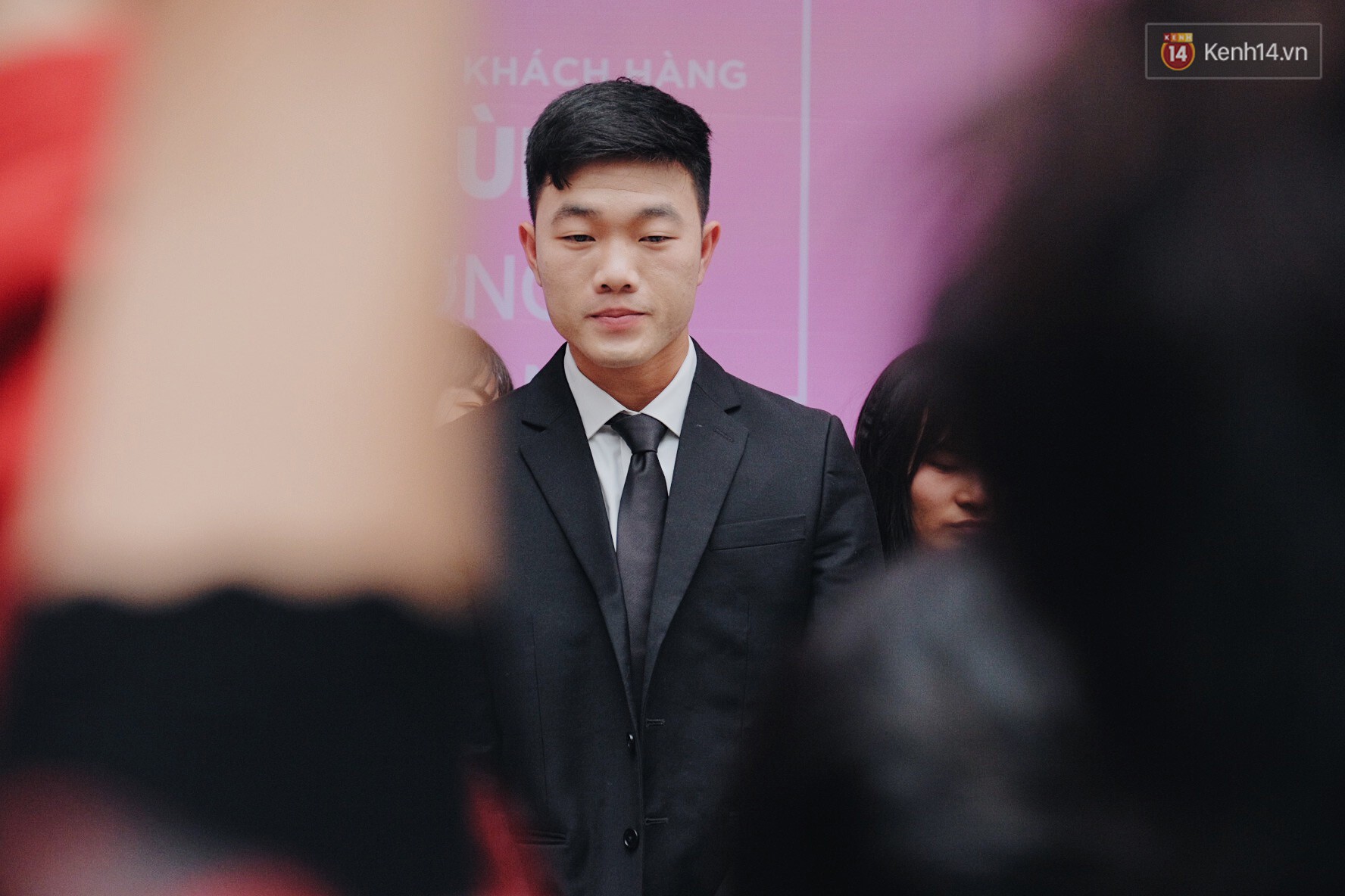 Xuân Trường đẹp trai như idol Hàn, bị fan vây kín khi tham gia sự kiện